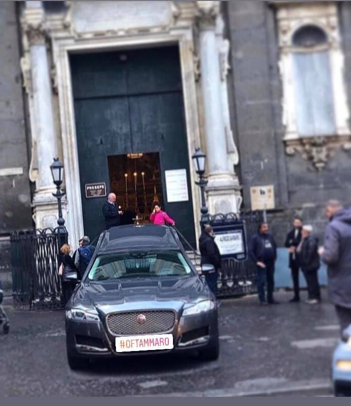Carro funebre Jaguar di Onoranze Funebri Tammaro davanti a una chiesa monumentale di Napoli
