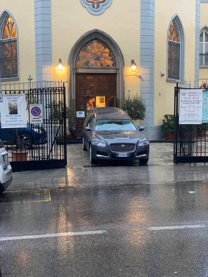 Onoranze funebri a Napoli: carro funebre Jaguar all'ingresso della chiesa per la cerimonia