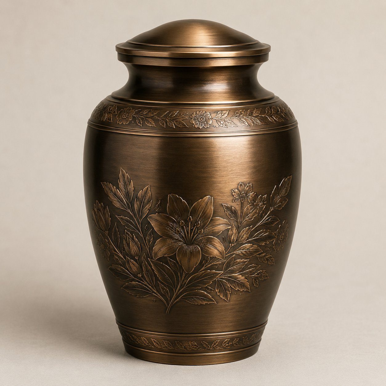 Urna cineraria in bronzo con decoro floreale inciso, disponibile nelle sedi Tammaro a Napoli